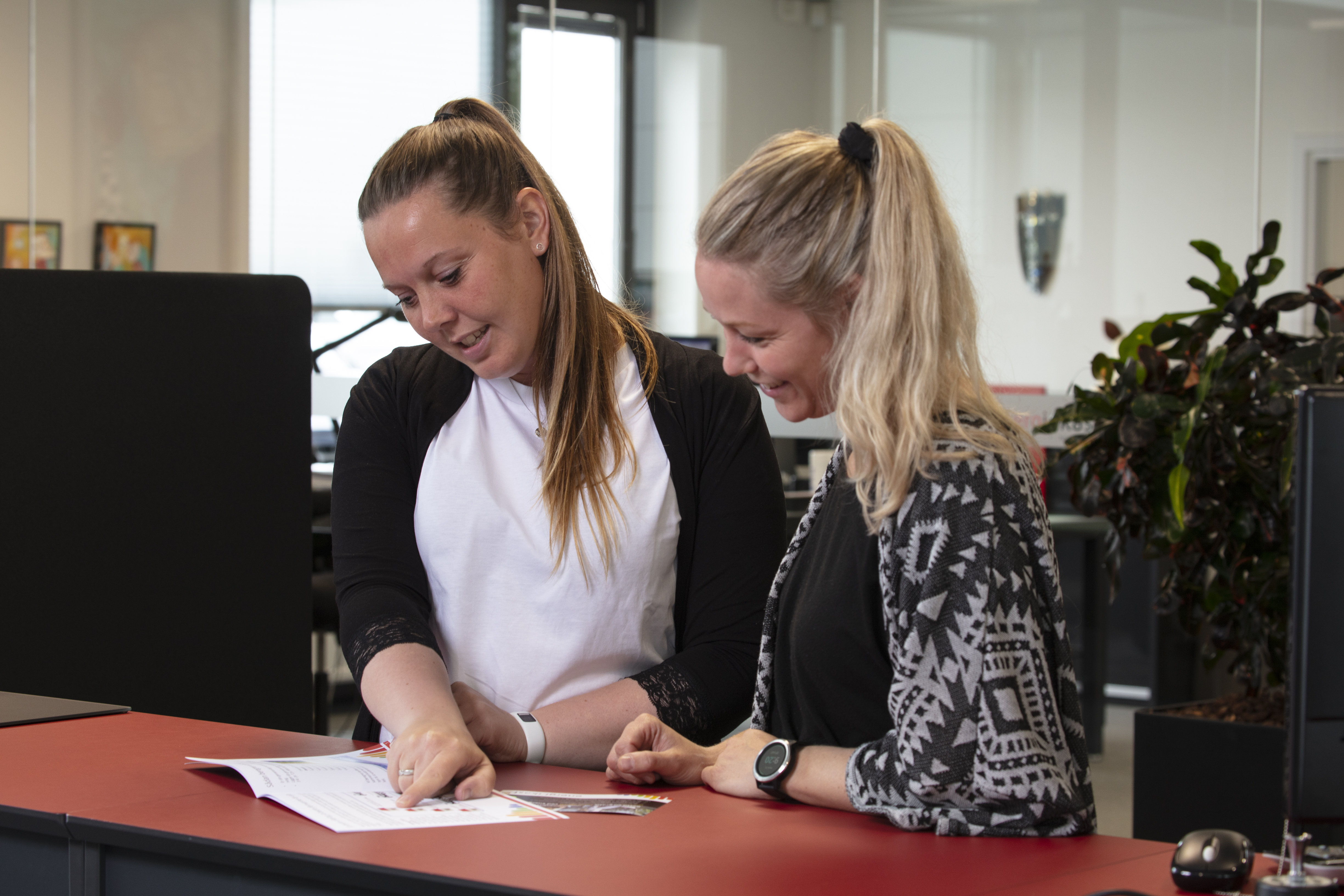 Medarbejdere ved disken i receptionen hos Energi Ikast